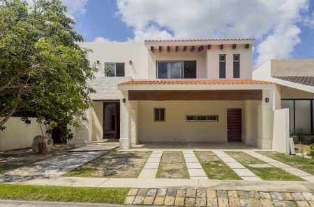 Casa en venta ubicada en Cholul de 4 habitaciones alberca en privada 